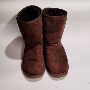 Size 8 Ugg boots chocolate color style 5825